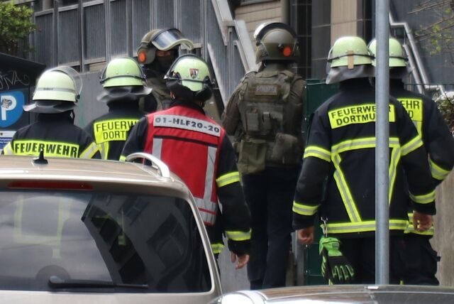 Spezialkräfte der Polizei Dortmund sind an dem Einsatz in dem Wohnhaus beteiligt gewesen.