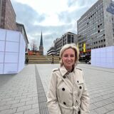Heike Marzen präsentierte im April als Geschäftsführerin der Wirtschaftsförderung Testobjekte für die geplanten Riesensockel vor der Katharinentreppe.