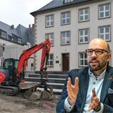 Die Montage zeigt den Hintereingang mit Bagger am Willy-Brandt-Haus Recklinghausen und VHS-Leiter Ansgar Kortenjann.