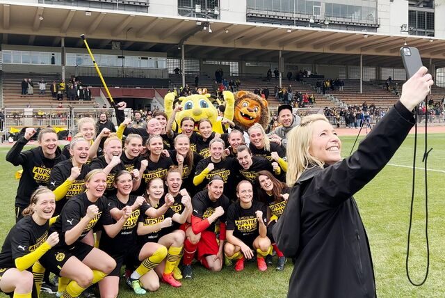 Die BVB-Fußballerinnen posieren für ein Selfie.