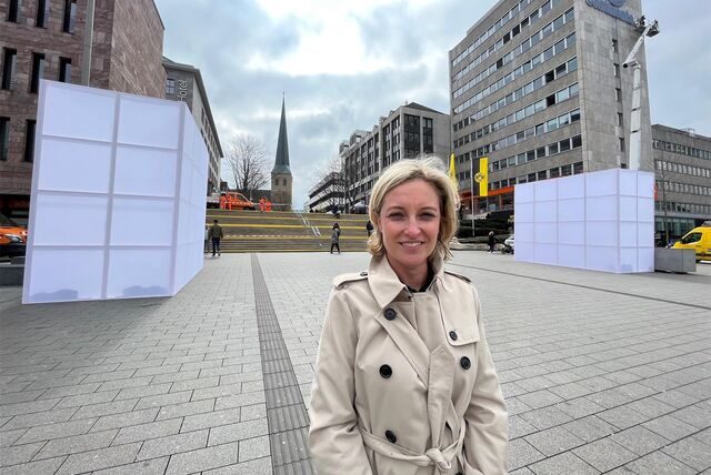 Heike Marzen präsentierte im April als Geschäftsführerin der Wirtschaftsförderung Testobjekte für die geplanten Riesensockel vor der Katharinentreppe.