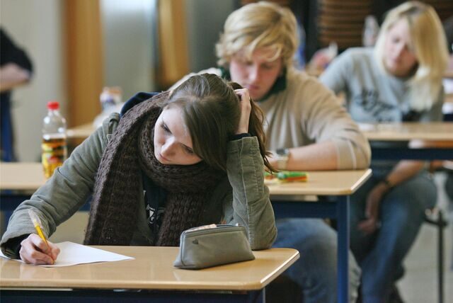 Die Schülerinnen und Schüler in NRW können offenbar ihre Abitur-Prüfungen am Donnerstag und Freitag ganz normal schreiben.
