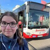 Katharina Göke vor einem Schienenersaztverkehrsbus der S9.