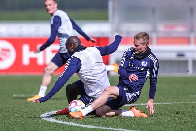 Eder Balanta musste das heutige Training vorzeitig mit Problemen am linken Knie abbrechen. Auslöser war aber nicht der Zweikampf mit Jere Uronen.(r.)