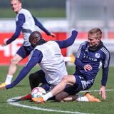 Eder Balanta musste das heutige Training vorzeitig mit Problemen am linken Knie abbrechen. Auslöser war aber nicht der Zweikampf mit Jere Uronen.(r.)