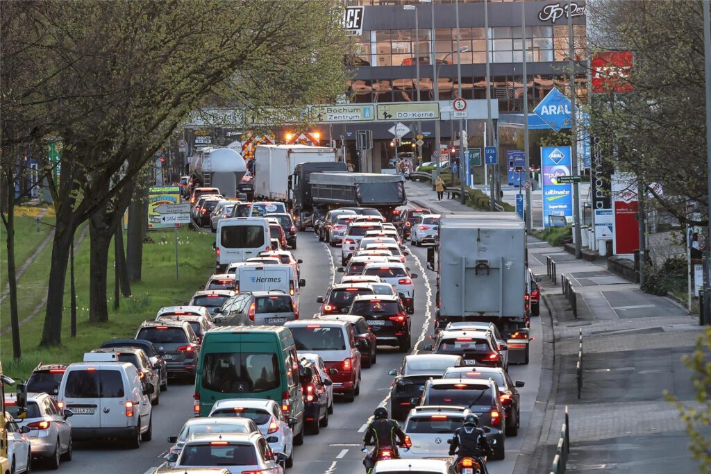 An der Kreuzung von B1 und Voßkuhle wird der Verkehr wegen der Bomben-Entschärfung abgeleitet. An der Kreuzung von B1 und Voßkuhle wird der Verkehr wegen der Bomben-Entschärfung abgeleitet.