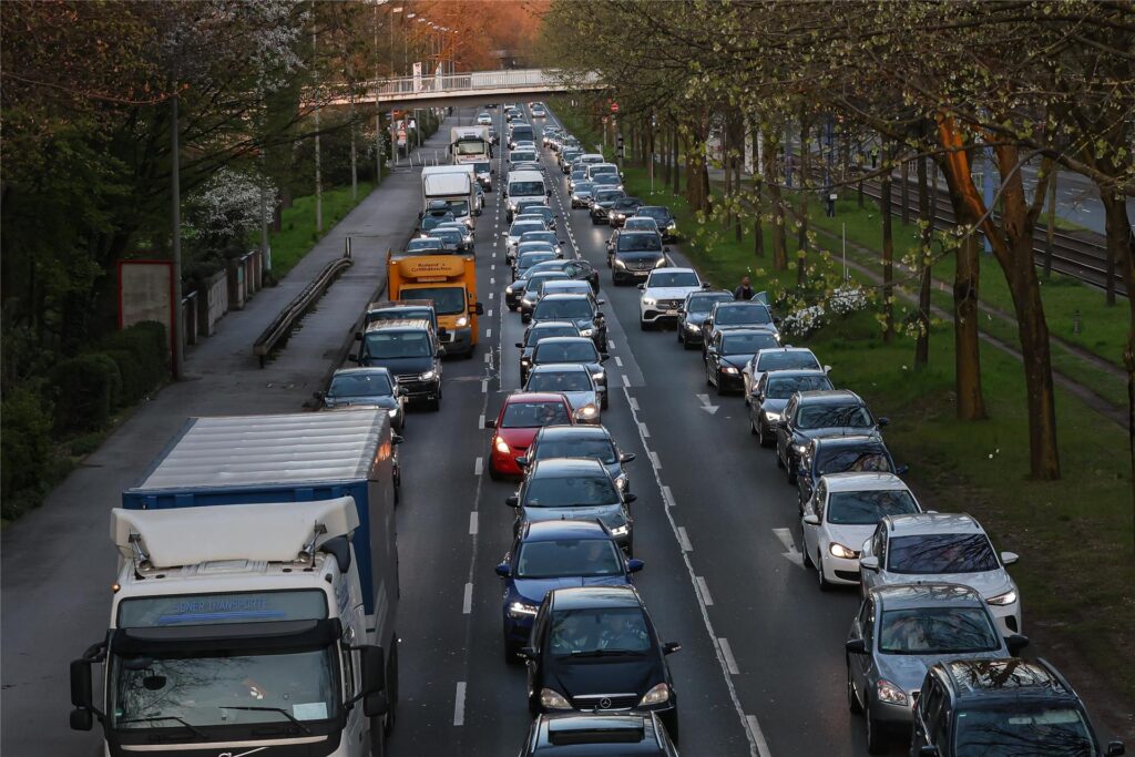Auf Höhe der Stadtbahn-Haltestelle staute sich am Abend der Verkehr. Seit 20 Uhr ist die B1 auf Höhe der Gartenstadt wegen Sanierungsarbeiten in Fahrtrichtung Unna gesperrt. Auf Höhe der Stadtbahn-Haltestelle staute sich am Abend der Verkehr. Seit 20 Uhr ist die B1 auf Höhe der Gartenstadt wegen Sanierungsarbeiten in Fahrtrichtung Unna gesperrt.