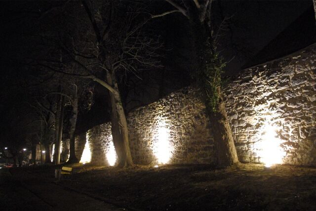 Die beleuchtete Recklinghäuser Stadtmauer bei Nacht