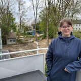 Michelle Marcus lächelt in die Kamera. Im Hintergrund ist ein Spielplatz und eine große Baustelle zu erkennen.