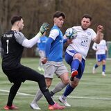 In der Bezirkskliga trifft der FC Frohlinde (blaue Hemden) am Sonntag, 23. April, auf den TuS Stockum. Der FC Castrop-Rauxel (weiße Hemden) duelliert sich mit dem VfB Annen.