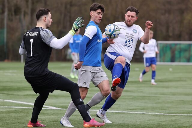 In der Bezirkskliga trifft der FC Frohlinde (blaue Hemden) am Sonntag, 23. April, auf den TuS Stockum. Der FC Castrop-Rauxel (weiße Hemden) duelliert sich mit dem VfB Annen.