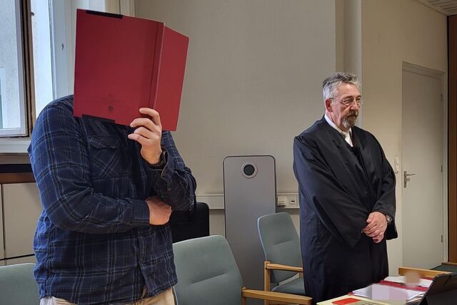 Voll geständig: Der Angeklagte neben seinem Verteidiger Oliver Verkamp beim Prozessauftakt am Essener Landgericht.