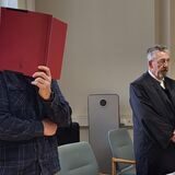 Voll geständig: Der Angeklagte neben seinem Verteidiger Oliver Verkamp beim Prozessauftakt am Essener Landgericht.