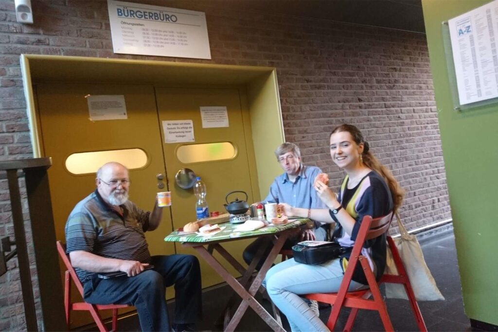 2019 frühstückte Familie Hennersdorf im Rathaus vor dem Eingang zum Bürgerbüro. Es war ihre Art von Protest.