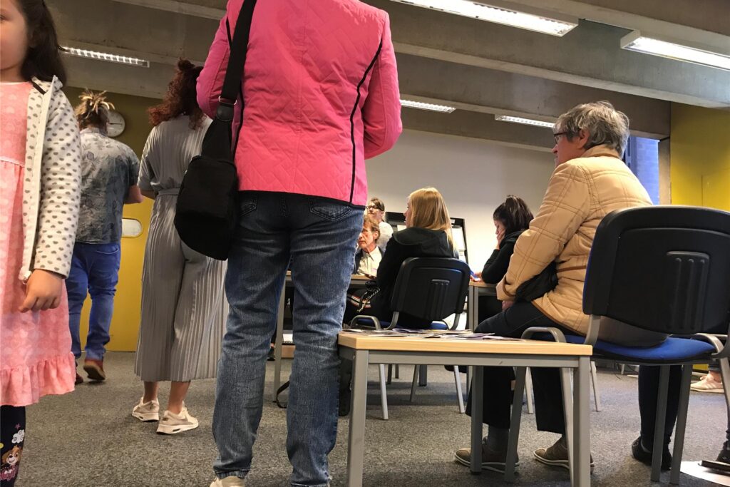 Das Warten im Bürgerbüro gehört der Vergangenheit an. Wer mit Termin kommt, ist meist direkt dran. 2018 wurde das Terminsystem eingeführt. Vorher sah es hier oft so aus. 
