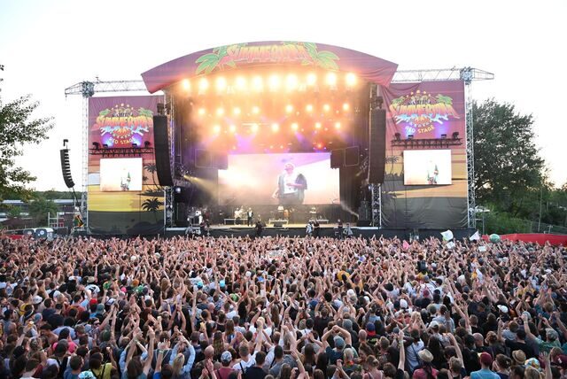 Besucher des Festivals Summerjam in Köln stehen vor der Bühne.