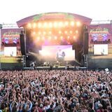 Besucher des Festivals Summerjam in Köln stehen vor der Bühne.