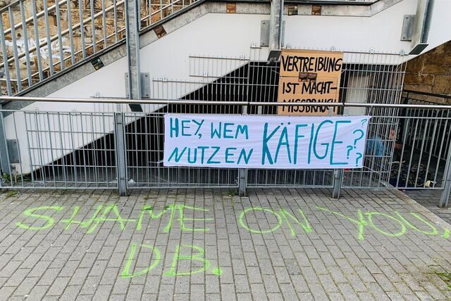 Diese Transparente waren zeitweise an einem neu errichteten Zaun am Dortmunder Hauptbahnhof zu sehen.