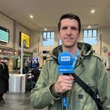 Reporter in der Eingangshalle des Hauptbahnhofs Dortmund.