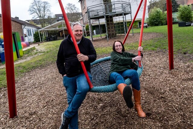 Die Stadtteilmanager der Hillerheide, Björn Schmidt-Freistühler und Monika Wagner-van der Straten, sitzen in einer Korbschaukel hinter dem Kinder- und Jugendtreff in Recklinghausen.