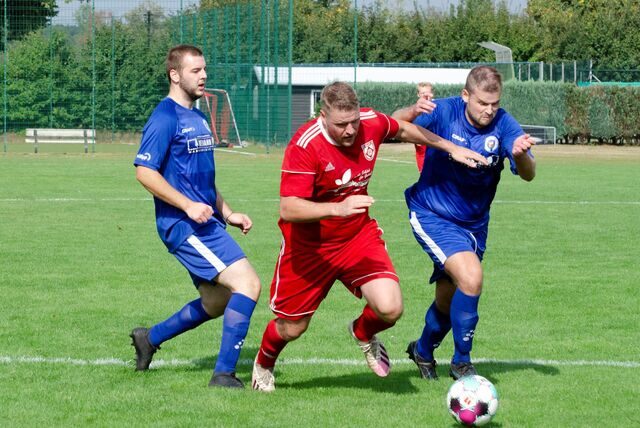 Marco Masannek (M.) vom SV Hullern traf gegen die SG Horneburg II doppelt.