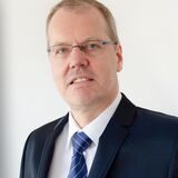 Schwerterin Kerstin Wagner steht vor der Post, rechts im Bild ist der Schwerter Rechtsanwalt Volker Grothstück zu sehen.