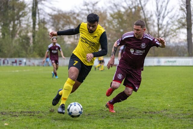 Gunal Chandihok (SV Langschede, l.) im Laufduell mit Christopher Schultz (BR Billmerich).