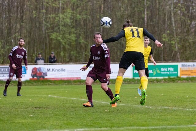 SV Langschedes Benedikt Szameitat nickt zur 1:0-Führung ein. Lukas Kleff (M.) und Sebastian Schmidt (l.) von BR Billmerich schauen zu.
