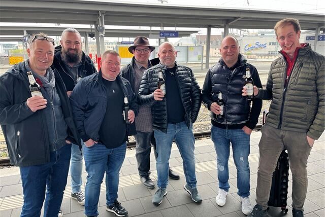 Niko und Axel Sokolowski warten mit Freunden auf einen Partyzug.