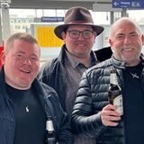 Niko und Axel Sokolowski warten mit Freunden auf einen Partyzug.