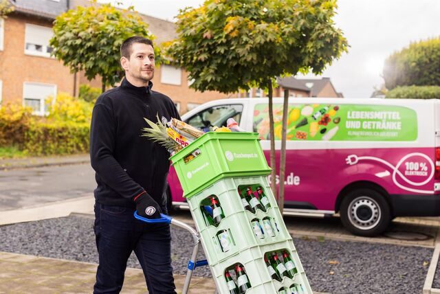Ein Fahrer der Firma Flaschenpost liefert Getränke und Essen aus.