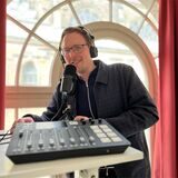 Fabian Hollenhorst am Podcast-Mikrofon in der Redaktion der Ruhr Nachrichten.