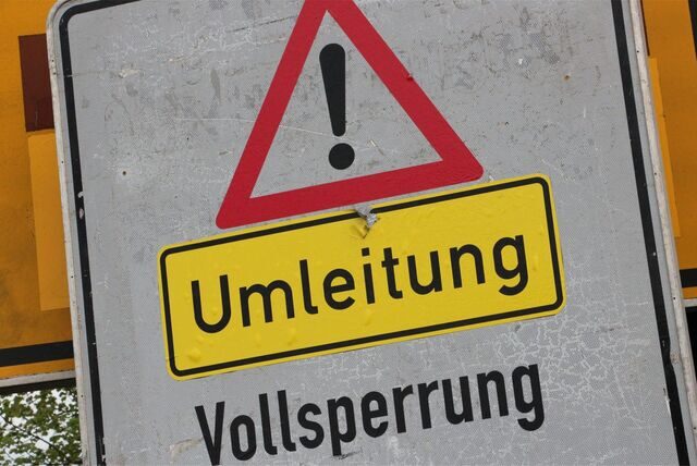 Schild Umleitung Vollsperrung