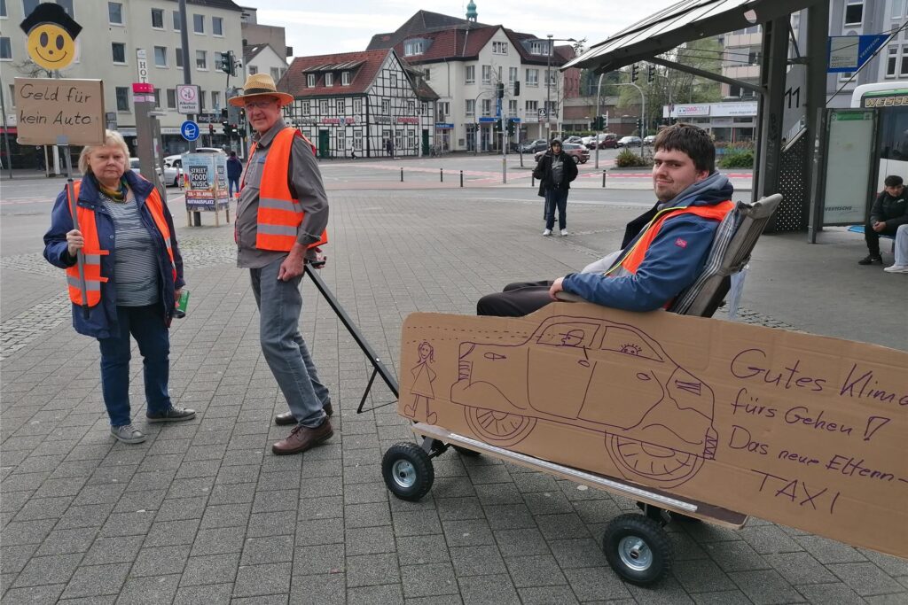 Zu sehen sind Ulrike und Rolf Bick von FUSS e.V. die Nick Geisler in dem Zu sehen sind Ulrike und Rolf Bick von FUSS e.V. die Nick Geisler in dem