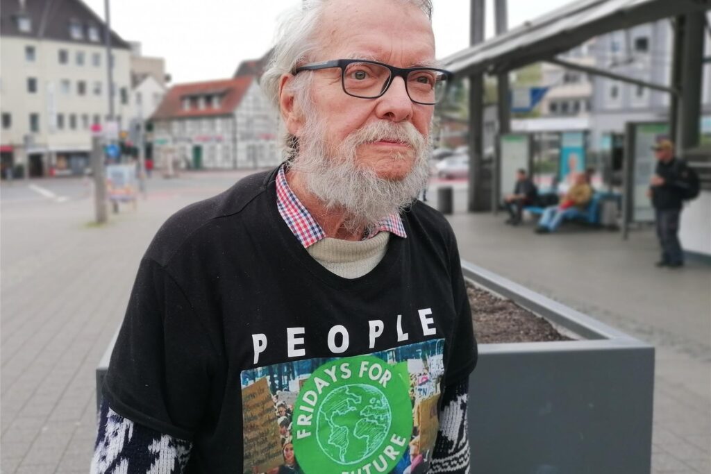 Zu sehen ist Michael Hillebrandt, ein Demonstrant der an der Fridays for Future Demo teilgenommen hat. Zu sehen ist Michael Hillebrandt, ein Demonstrant der an der Fridays for Future Demo teilgenommen hat.
