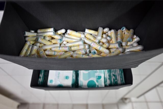 Binden und Tampons liegen in einem Behälter.