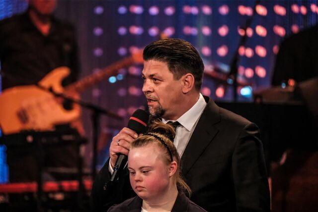Fernsehkoch Tim Mälzer freut sich mit Ayla-Marie Harpering über den Grimme-Preis für die Reality Doku „Zum Schwarzwälder Hirsch“.