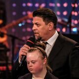 Fernsehkoch Tim Mälzer freut sich mit Ayla-Marie Harpering über den Grimme-Preis für die Reality Doku „Zum Schwarzwälder Hirsch“.