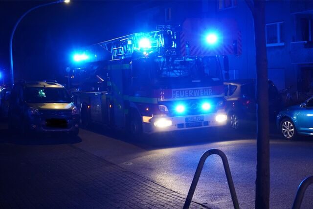 Die Drehleiter rückte Freitagabend mit insgesamt 22 Feuerwehrleuten zu einem Brandmelder-Alarm nach Dorf Rauxel an die Amtsstraße aus.