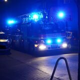 Die Drehleiter rückte Freitagabend mit insgesamt 22 Feuerwehrleuten zu einem Brandmelder-Alarm nach Dorf Rauxel an die Amtsstraße aus.