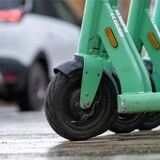 E-Roller zum Mieten stehen auf einer Straße.