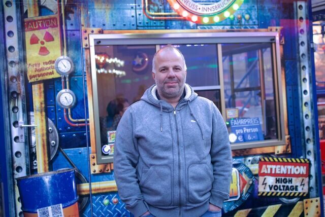 Schausteller Marco Mages ist gebürtiger Österreich und mit seiner „Adrenalin-Schleuder“ zum ersten Mal in Castrop-Rauxel.