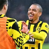 Donyell Malen jubelt gemeinsam mit Giovanni Reyna.