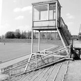 Vor 20 Jahren hatte das Stadion an der Bahnhofstraße in Castrop-Rauxel noch ein Marathontor und einen Sprecherturm (rechts). Beim Umbau zum Kunstrasen im Jahr 2007 fiel das alles weg.