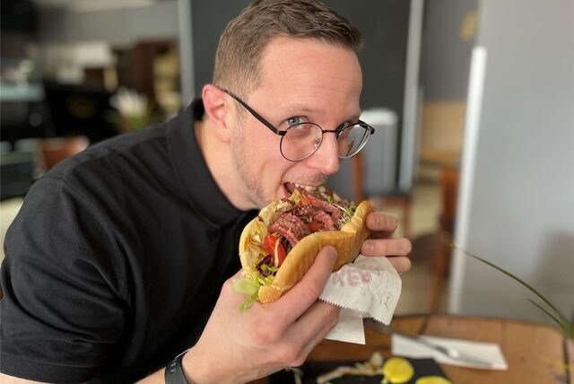 Der gelernte Koch Pascal Lohmann testet den Wagyu Döner in Bochum.