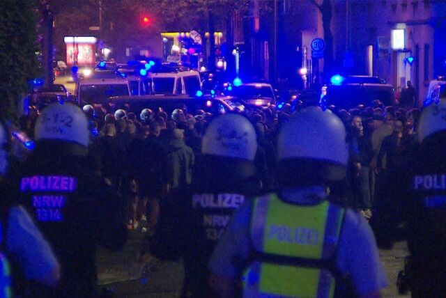 Nach dem Bundesliga-Spiel zwischen dem BVB und Eintracht Frankfurt wurde die Polizei mit einem Stein beworfen.