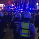 Nach dem Bundesliga-Spiel zwischen dem BVB und Eintracht Frankfurt wurde die Polizei mit einem Stein beworfen.