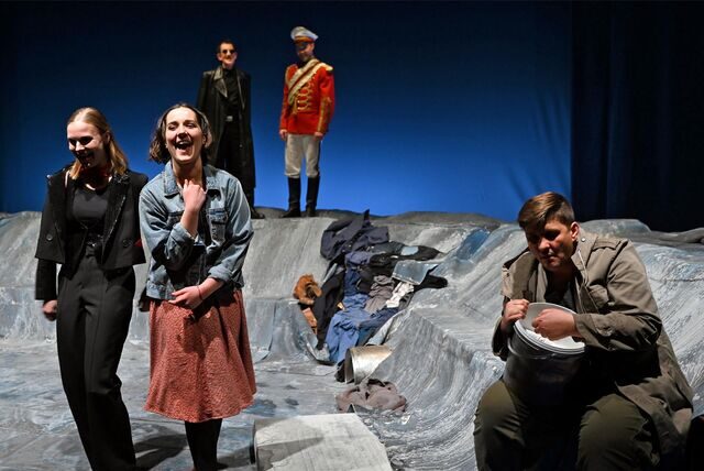 Tyra Ude, mittig Simone Schuster, rechts Mike Kühne und hinten (in Uniform) Tobias Schwieger und Burghard Braun: das Woyzeck-Ensemble des WLT.