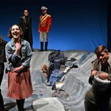Tyra Ude, mittig Simone Schuster, rechts Mike Kühne und hinten (in Uniform) Tobias Schwieger und Burghard Braun: das Woyzeck-Ensemble des WLT.