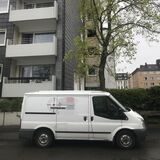 Das Auto einer Tatortreinigungsfirma stand am 22.4. in der Ermlinghofer Straße in Hörde. In einem Mehrfamilienhaus wurde ein 24-Jähriger getötet.
